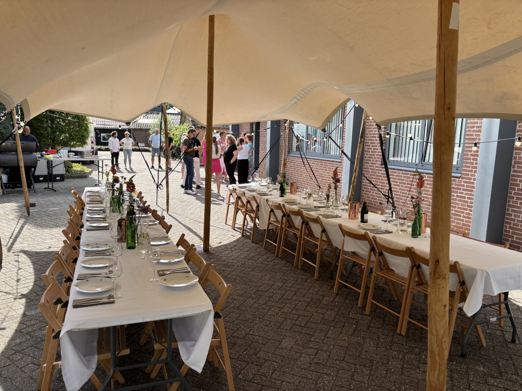 Lange tafels onder een stretchtent bij een bedrijfsfeest Lange tafels onder een stretchtent bij een bedrijfsfeest, Offroad Catering
