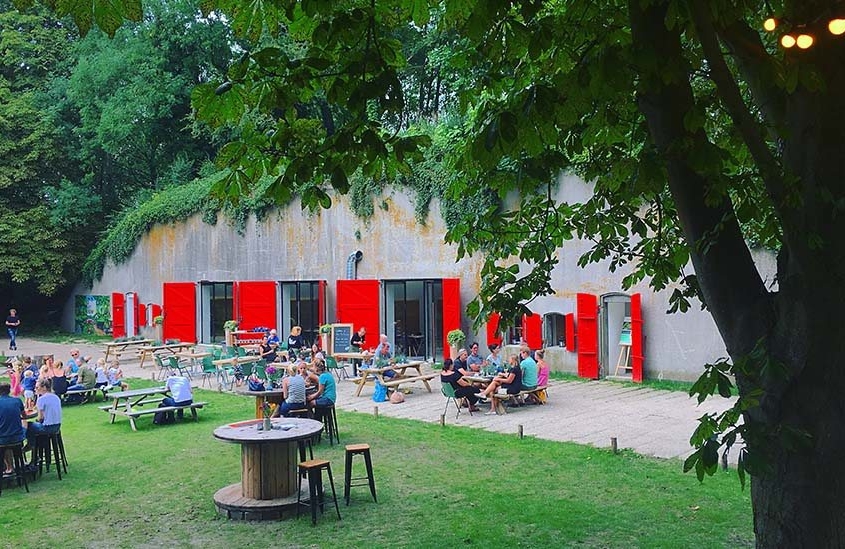 Terras onder de bomen bij Fort de Batterijen in Nieuwegein Terras onder de bomen bij Fort de Batterijen in Nieuwegein