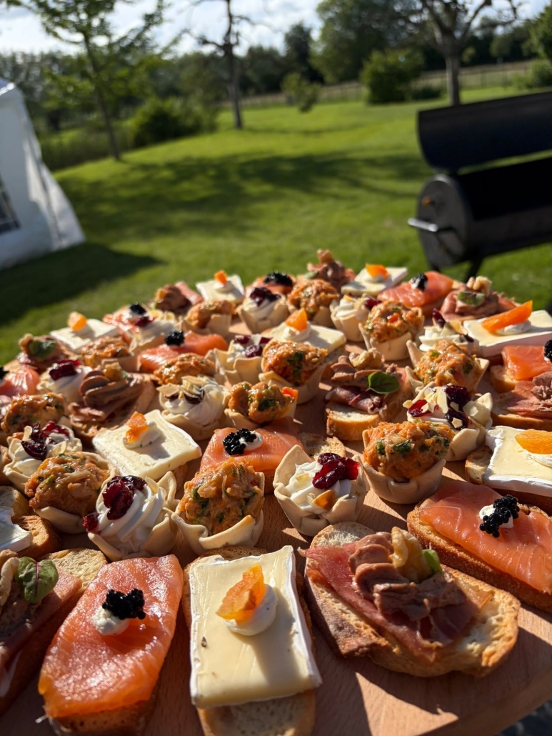 Crostini met zalm Crostini met zalm, kaas en ham als borrelhapjes op locatie