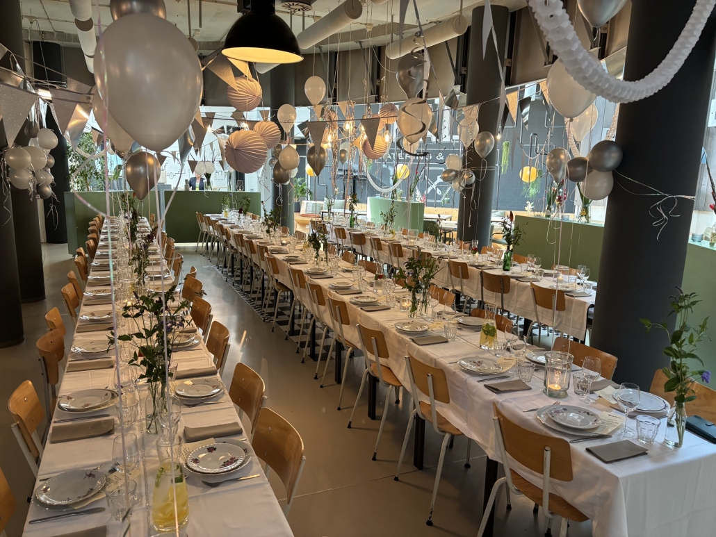Puur wit: lange witte tafels met ballonnen voor een diner in de HALL in Woerden Puur wit: lange witte tafels met ballonnen voor een diner in de HALL in Woerden